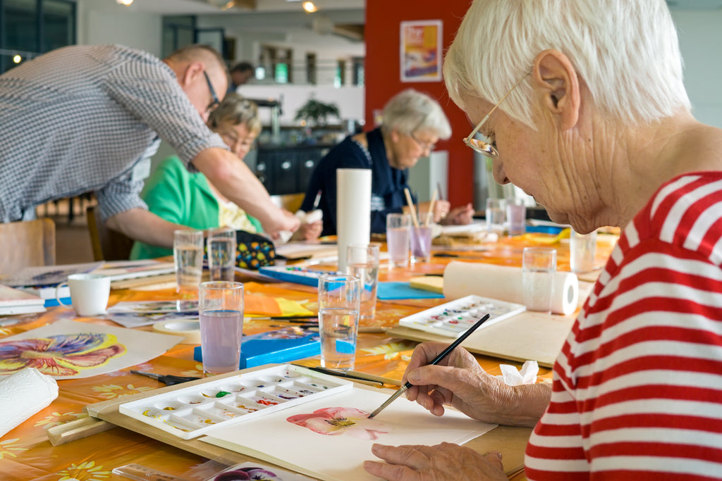 Activités pour personnes âgées atteintes de démence : s’amuser à l'intérieur tout en restant engagé